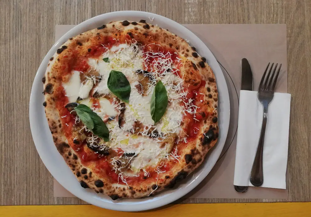 pizza con fiori di zucca e prosciutto cotto - Quante calorie ha una pizza con il prosciutto cotto